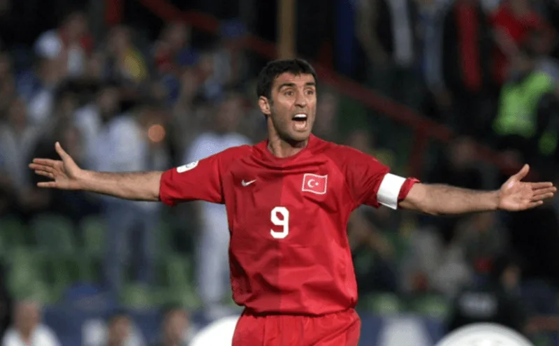Danh thủ Hakan Sukur ăn mừng bàn thắng nhanh nhất lịch sử World Cup tại kỳ đại hội năm 2002.