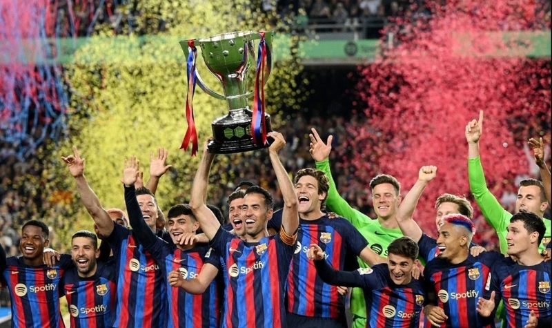 Lewandowski tiếp tục chứng minh đẳng cấp khi giành danh hiệu cùng Barcelona tại La Liga.