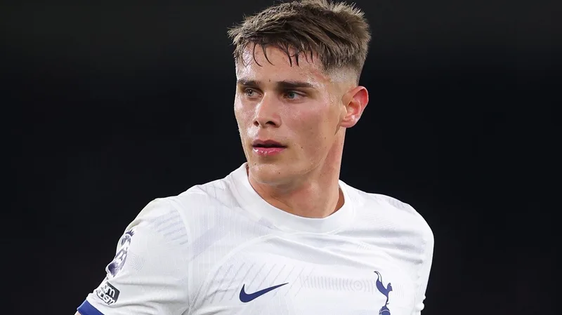 Trung vệ Micky van de Ven bứt tốc ngoạn mục trong màu áo Tottenham Hotspur.