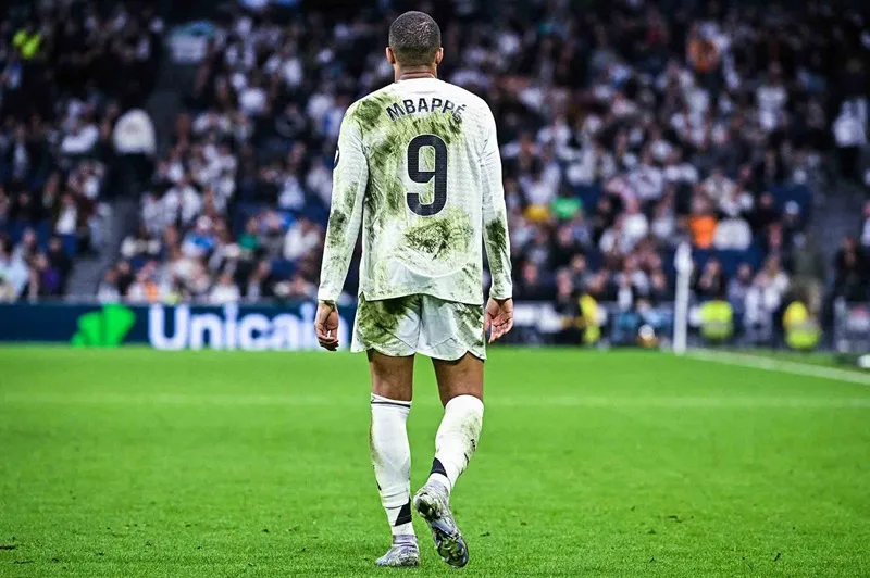 Siêu sao Kylian Mbappé sở hữu gia tốc khủng khiếp khiến mọi hàng thủ phải lùi sâu.