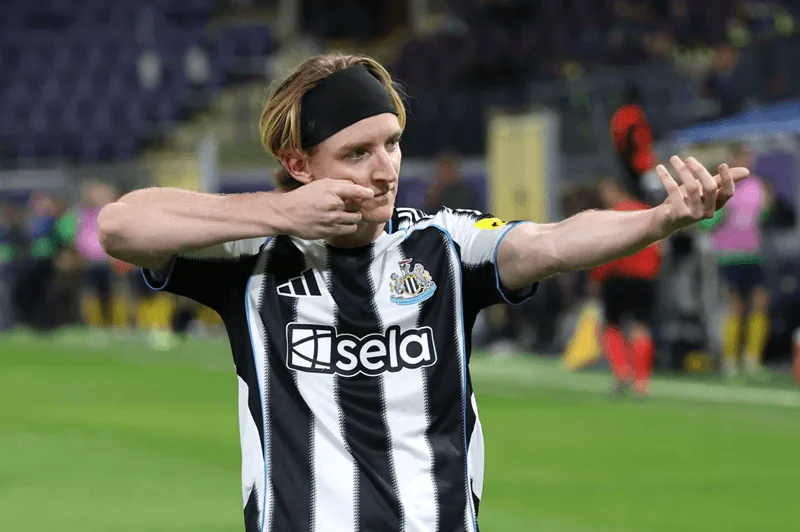 Tiền đạo cánh Anthony Gordon – mũi khoan tốc độ lợi hại của câu lạc bộ Newcastle United.