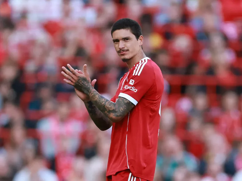Tiền đạo Darwin Núñez mở tốc độ dũng mãnh dọc hành lang cánh trong màu áo Liverpool.