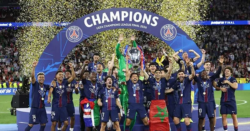 Niềm vui vỡ òa của các cầu thủ PSG khi bảo vệ thành công ngôi vương Champions League.