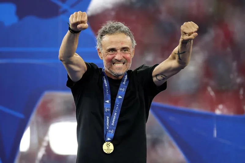 Huấn luyện viên Luis Enrique đưa ra những điều chỉnh chiến thuật sắc bén giúp PSG đứng vững trước áp lực.