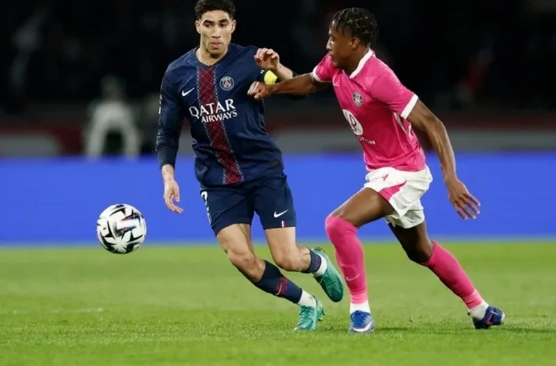 Achraf Hakimi nổi bật với tốc độ bứt phá và khả năng hỗ trợ tấn công mạnh mẽ bên cánh phải.