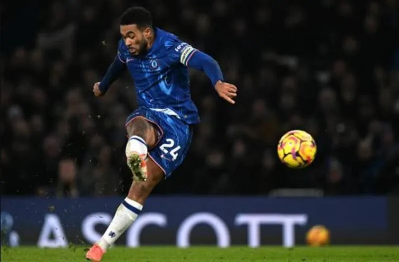 Reece James là hậu vệ phải toàn diện, mạnh mẽ trong tranh chấp và nguy hiểm khi tham gia tấn công.