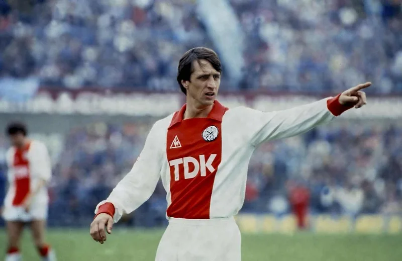 Cố huyền thoại Johan Cruyff – người đã đặt những viên gạch nền móng đầu tiên cho lối chơi kiểm soát bóng.