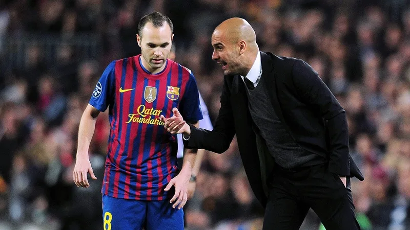 Pep Guardiola nâng tầm triết lý chuyền ngắn luân chuyển bóng liên tục tạo thành những khối tam giác trên sân.