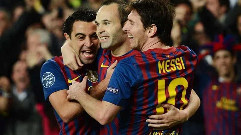 Bộ ba huyền thoại Xavi - Iniesta - Busquets, chiếc động cơ vĩnh cửu tạo nên sự bất bại của kỷ nguyên Tiki Taka.