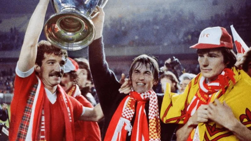 Niềm vui vỡ òa tại Rome năm 1977 khi Liverpool lần đầu tiên chạm tay vào chiếc cúp bạc danh giá.