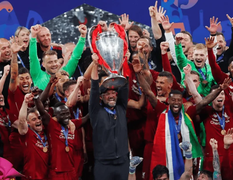 HLV Jürgen Klopp cùng dàn sao Liverpool đưa chiếc cúp C1 thứ 6 về phòng truyền thống sân Anfield năm 2019.
