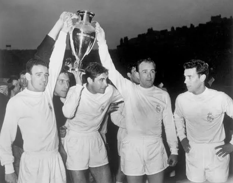 Thế hệ huyền thoại Alfredo Di Stéfano mở màn vương triều châu Âu với 5 chiếc cúp C1 liên tiếp.