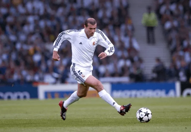 Siêu phẩm volley kinh điển của Zinedine Zidane mang về chiếc cúp C1 thứ 9 lịch sử.